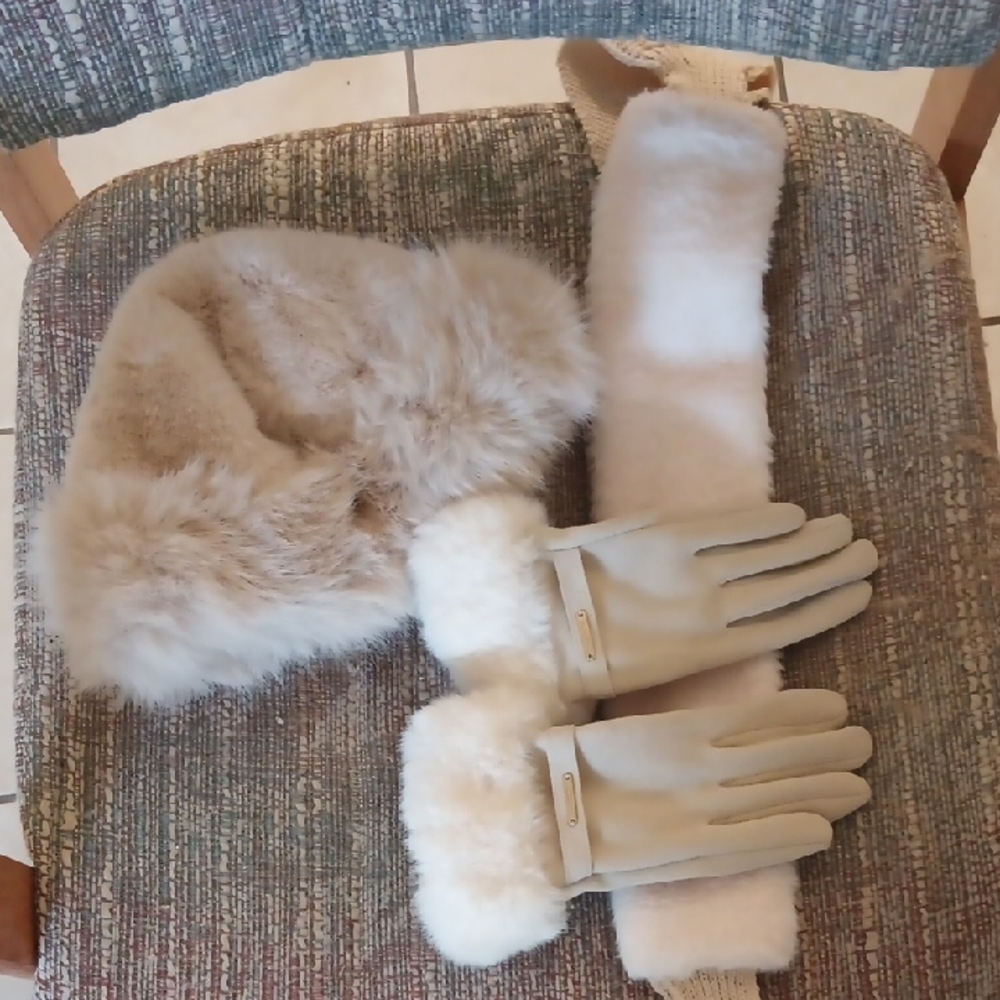 Luxurious Cream Fur Gloves and Scarf Set